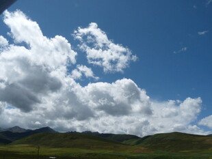蓝天白云下的壮美山峦