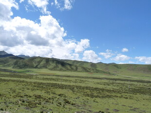 辽阔草原与远山蓝天美景