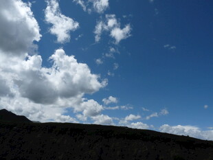 蓝天之下的山峦与白云