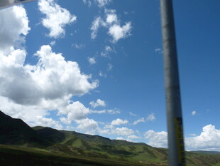 蓝天白云下的山野风光