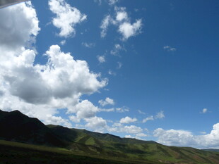 蓝天白云下的青山美景