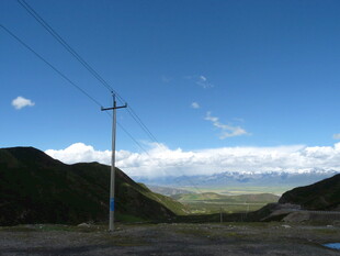 旷野中的电线杆与蓝天白云