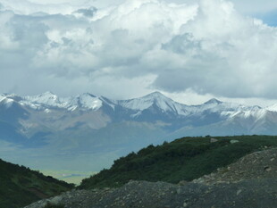 壮丽雪山远景风光