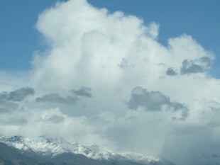 蓝天之上的蓬松云朵