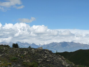 高山云海壮丽自然景观