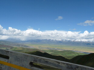公路边的壮美青山蓝天景