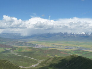 广袤草原与蓝天白云美景