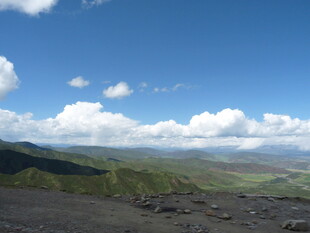 蓝天白云下的壮美山峦