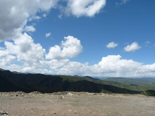 蓝天白云下的开阔山地
