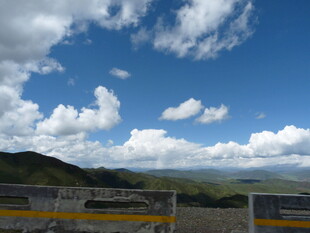 公路边的蓝天白云山峦