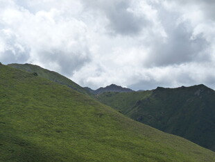 青山绿野间的壮阔山景