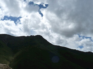 山峦之上的蓝天白云