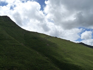 青山蓝天间的秀丽风光