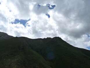 山峦之上的多云天空