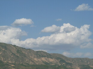 蓝天白云下的山峦景色