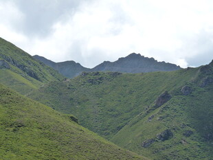 青山连绵的秀丽山间景色
