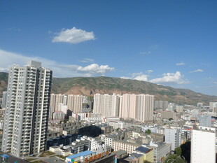 城市高楼与远山风景