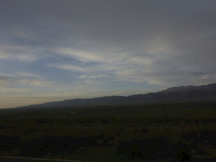 黄昏时分的山峦与天空