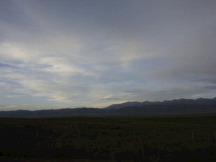 山间暮色中的多云天空