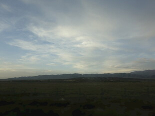 广阔原野上的蓝天白云