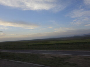 公路伸向远方的开阔风景