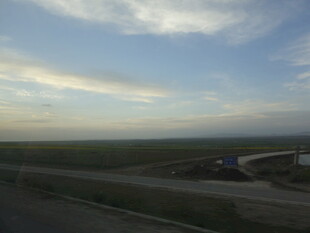 公路边的开阔田野风光