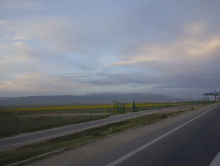 公路边的美丽天空与田野