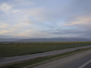 公路边的开阔田野与天空