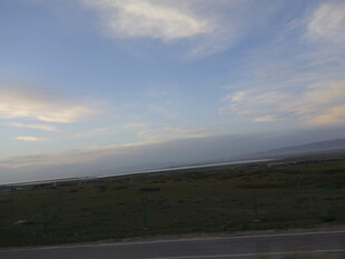 公路尽头的蓝天与云彩