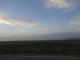 公路边的蓝天与云彩