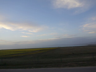 广阔田野上的蓝天白云