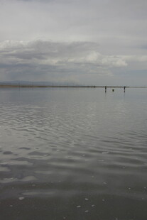 平静湖面与远处朦胧景象