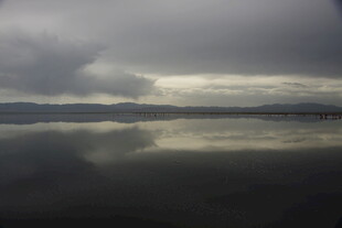阴云下平静的湖面