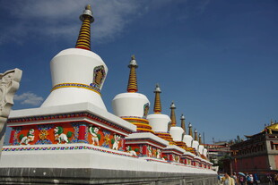 藏式白塔群 蓝天映衬之美