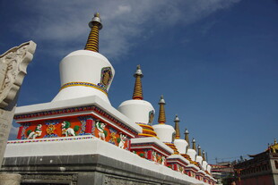 藏式白塔群 蓝天映衬之美