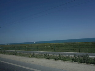 公路边的蓝天与绿野风光