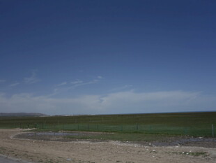 广阔原野上的蓝天绿地