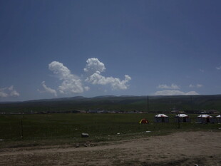 草原蓝天露营风景