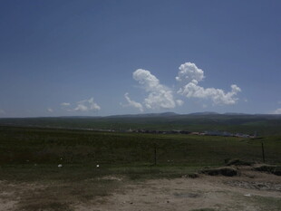 草原上的蓝天白云美景
