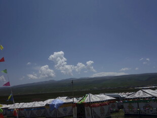 草原上的多彩帐篷与蓝天