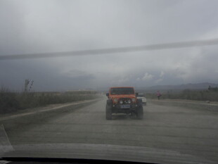 雨中行驶的橙色车辆