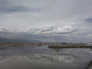 平静湖面与远处山峦倒影