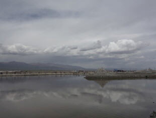 宁静湖面与远处山峦倒影
