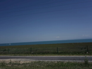 公路尽头的广阔蓝天绿地