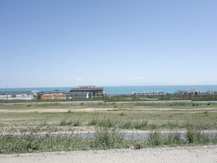 草原上的远方建筑与蓝天