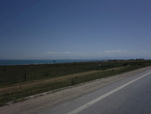 公路延伸向远方的开阔风景