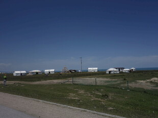 公路旁的风力发电机组景观