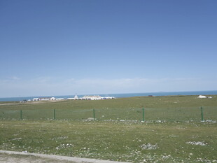 广阔草原与远处天际线