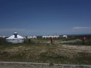 草原上的蒙古包群落