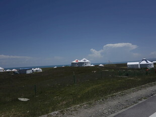 公路旁的多彩帐篷景观